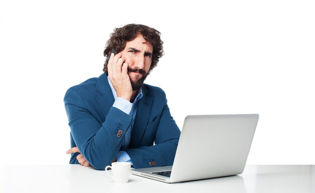 homme Frowing parler sur le mobile