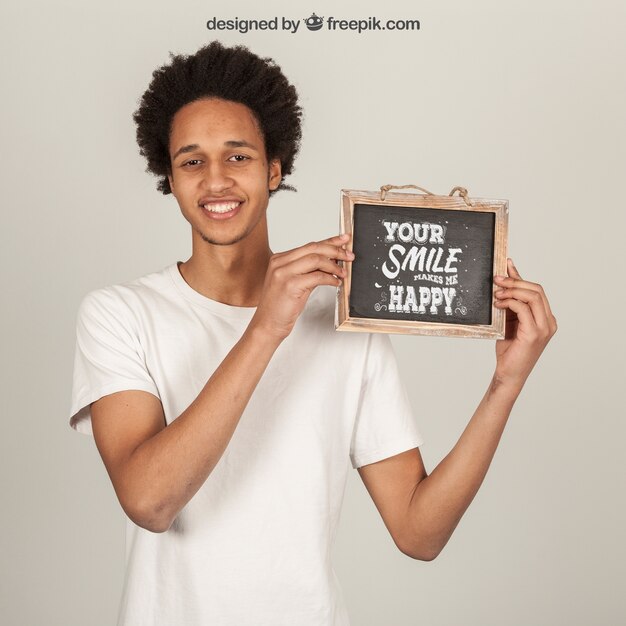 Homme heureux montrant l&#39;ardoise