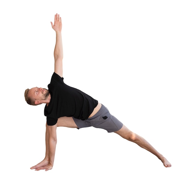Un homme isolé dans une position de yoga