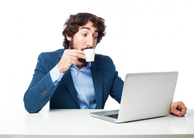 L&#39;homme avec une tasse de café