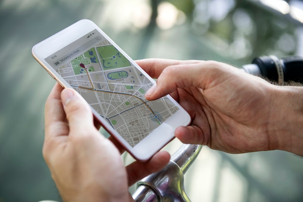 Homme vérifiant le GPS