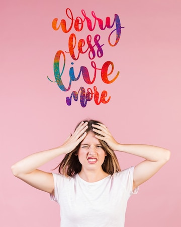 Inquiet Jeune Femme Avec Une Citation De Motivation Au Dessus De Sa Tete Psd Gratuite