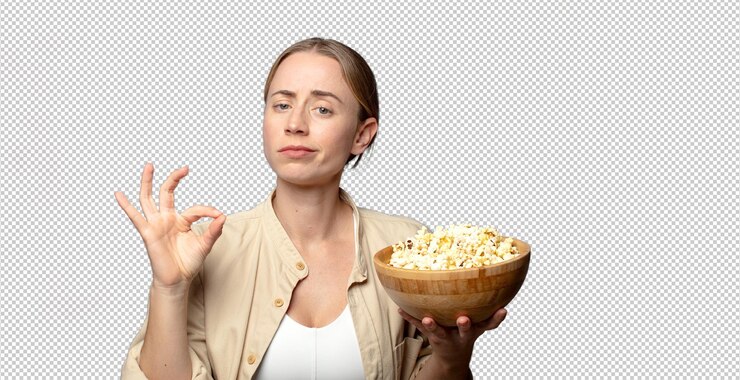 PSD gratuit une jeune femme blonde adulte avec du pop-corn.