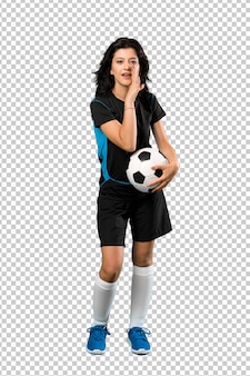 Jeune femme de joueur de football chuchotant quelque chose