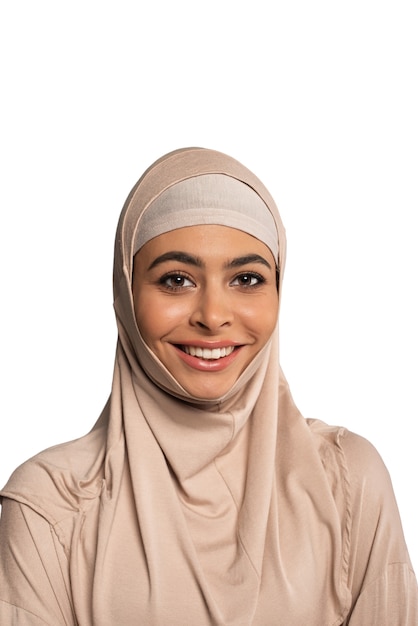PSD gratuit une jeune femme portant un hijab isolée