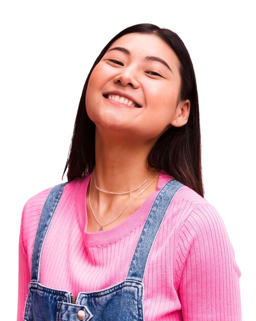 Une jeune femme de taille moyenne pose dans un studio.