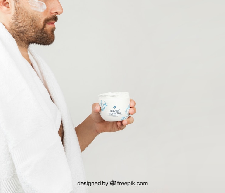 PSD gratuit jeune homme aux produits cosmétiques latéralement