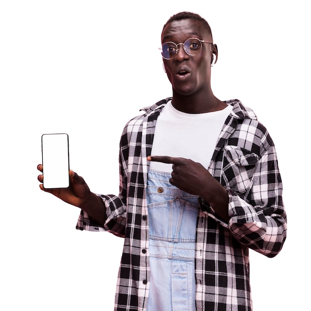 Un jeune homme posant dans un studio.