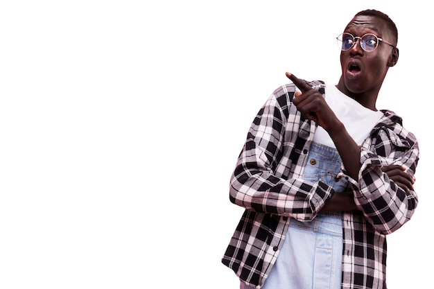Un jeune homme posant dans un studio.