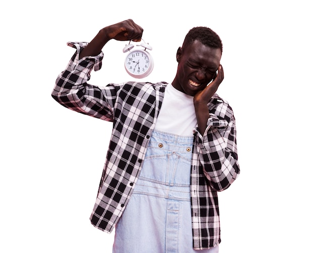 Un Jeune Homme Posant Dans Un Studio.