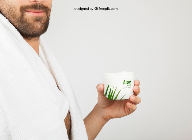 PSD gratuit jeune homme posant avec le produit cosmétique d'aloe vera