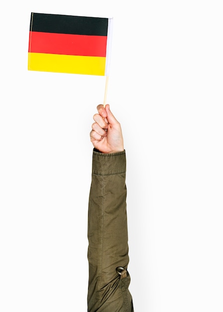 PSD gratuit main tenant le drapeau allemand