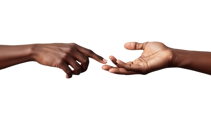 PSD gratuit des mains noires se touchant isolées
