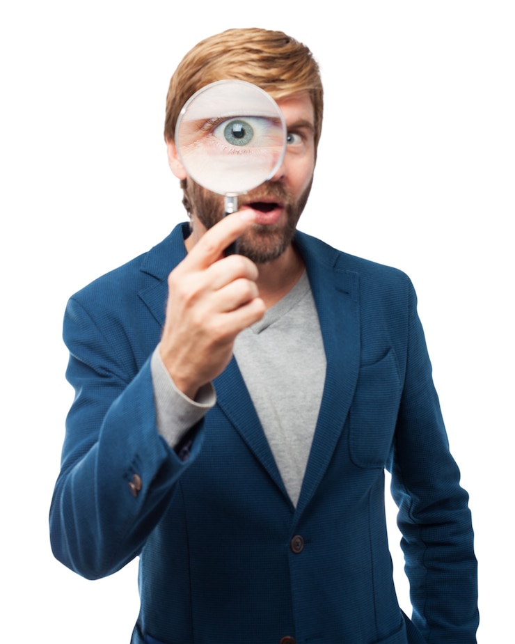 PSD gratuit man avec une loupe