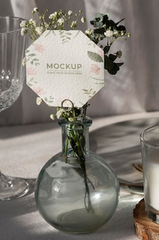 Maquette d'affichage de table avec carte en papier floral