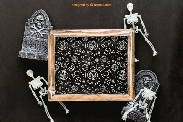 Maquette d&#39;ardoise d&#39;Halloween avec des pierres tombales et des squelettes