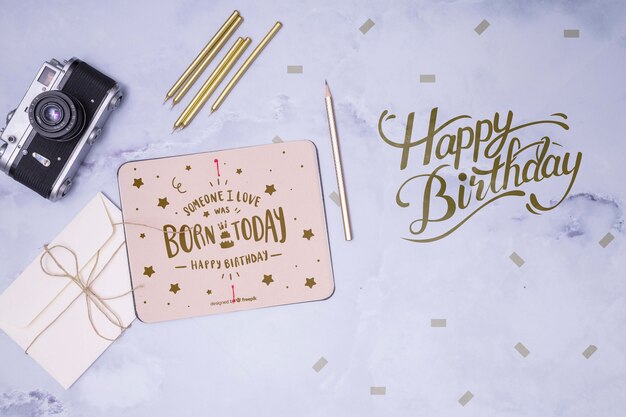 Maquette De Joyeux Anniversaire Avec Appareil Photo Retro Psd Gratuite