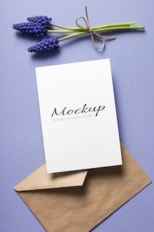Maquette stationnaire de carte de voeux avec enveloppe et fleurs de muscari bleu printanier