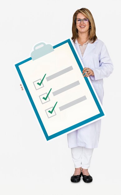 Médecin tenant une liste de contrôle de santé