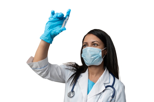 Médecin tenant un vaccin