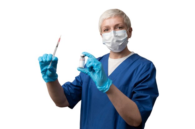 Médecin tenant un vaccin
