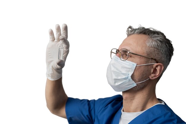 Médecin tenant un vaccin