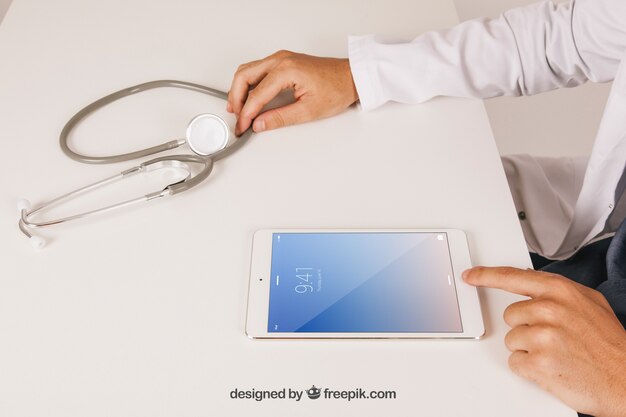 Mock up design avec un médecin travaillant avec une tablette