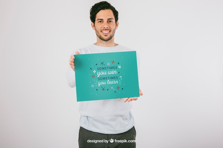 PSD gratuit mock up with smiley man holding poster
