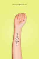 PSD gratuit mockup pour l'art du tatouage sur le bras