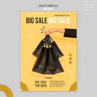 PSD gratuit modèle d'affiche verticale pour grande vente avec femme tenant des sacs à provisions