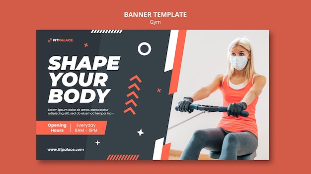 PSD gratuit modèle de bannière horizontale pour l'entraînement en salle de sport avec une femme portant un masque médical