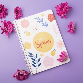 Modèle de bloc-notes pour le printemps avec des fleurs