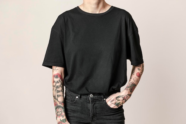 Modèle Tatoué En T-shirt Noir Et Jeans Maquette Psd PSD Premium