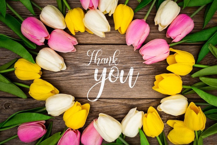 PSD gratuit modèle de voeux avec des tulipes sur un fond en bois