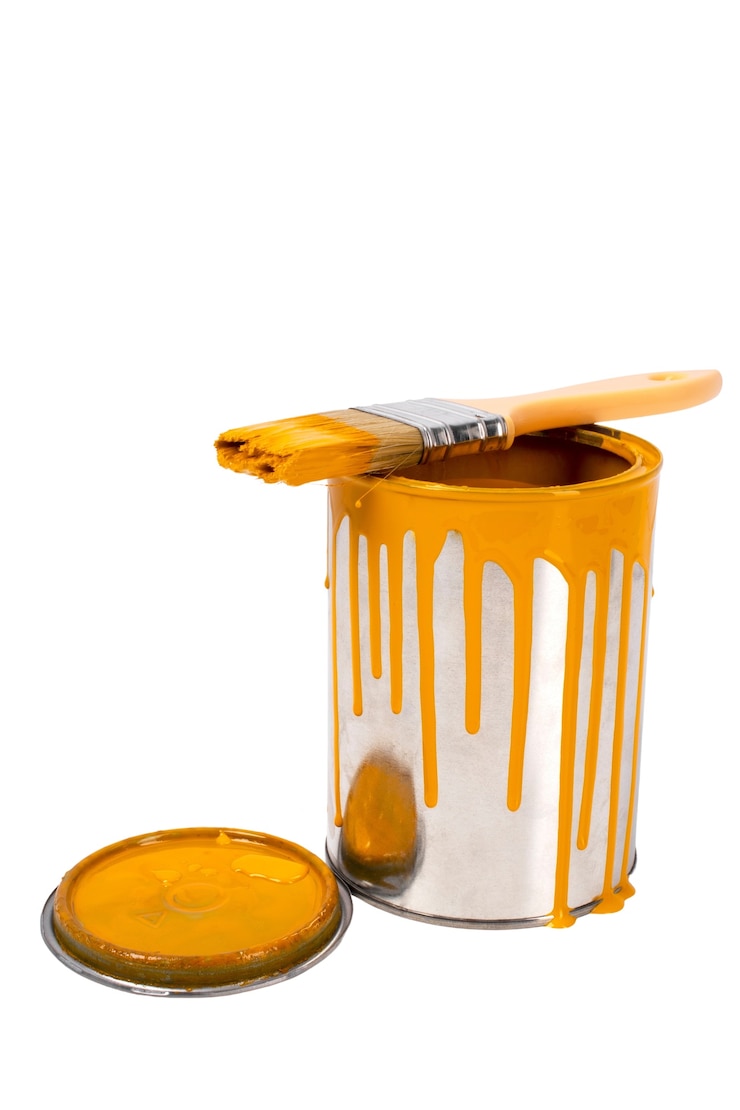 PSD gratuit la nature morte des boîtes de peinture colorées isolées