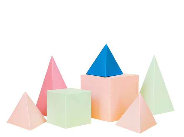 Objets de papier abstraits isolés sur fond blanc