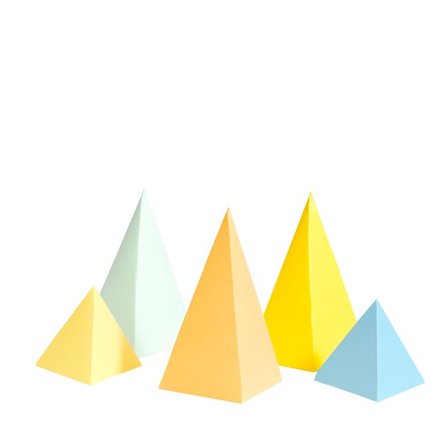 Objets en papier abstraits isolés sur fond blanc