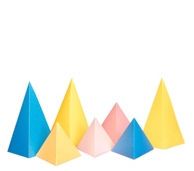 Objets en papier abstraits isolés sur fond blanc