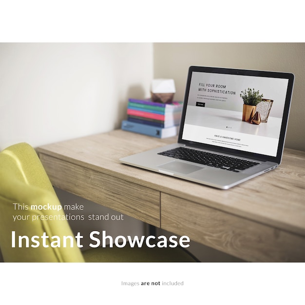 PSD gratuit l'ordinateur portable sur le bureau de bois se moque