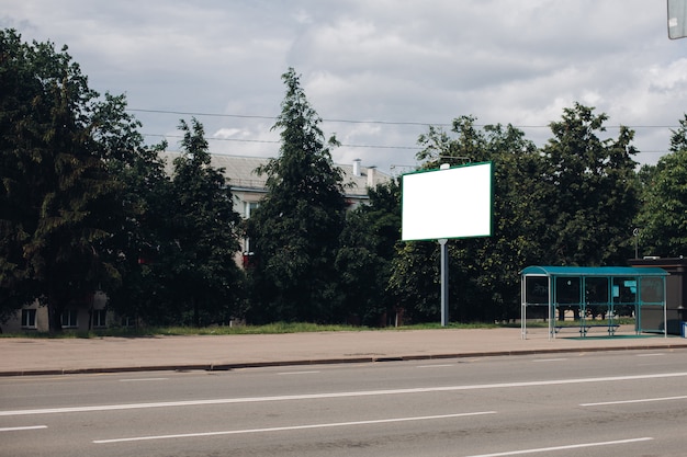 PSD gratuit panneau d'affichage vide dans la ville