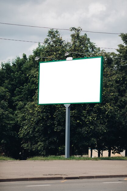 Panneau d'affichage vide dans la ville