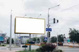 PSD gratuit panneau d'affichage vide dans la ville