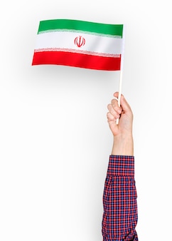 Personne agitant le drapeau de la république islamique d'iran