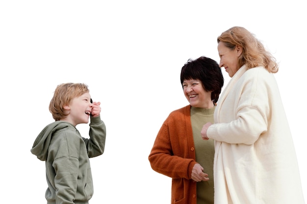 PSD gratuit petit garçon passant du temps à l'extérieur avec ses grands-mères