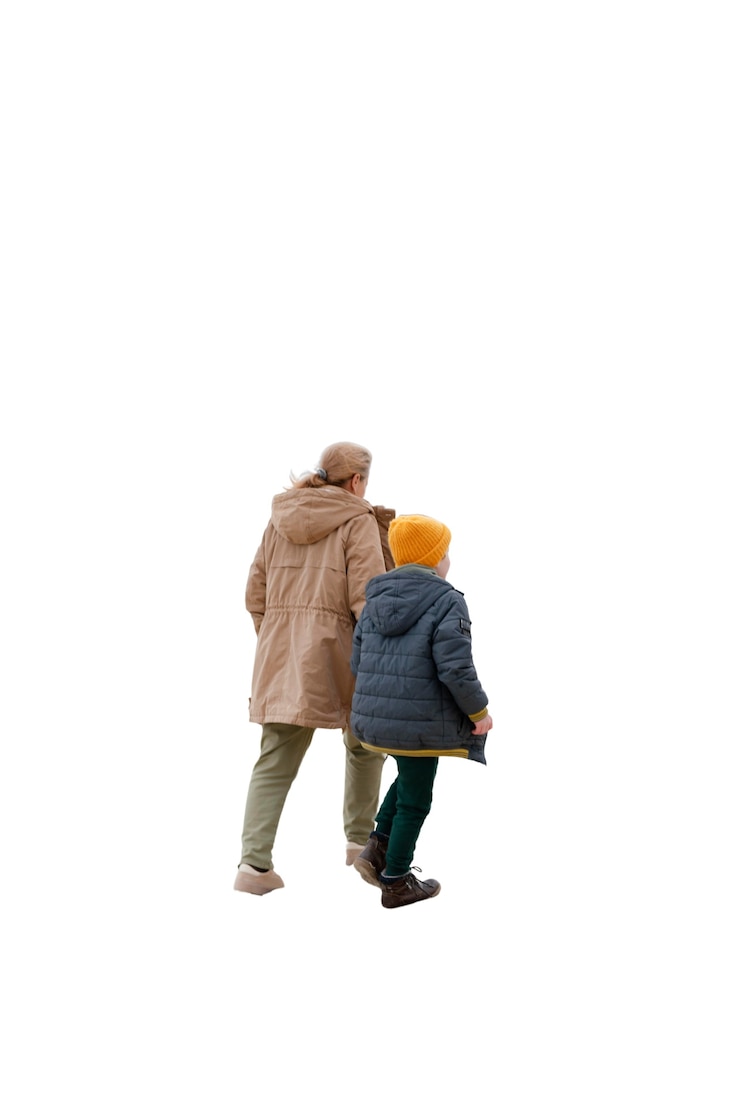 PSD gratuit un petit garçon passe du temps à l'extérieur avec sa grand-mère.