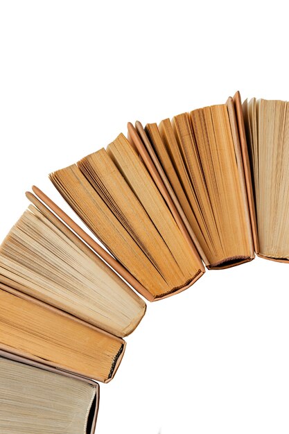 Une pile de livres isolée