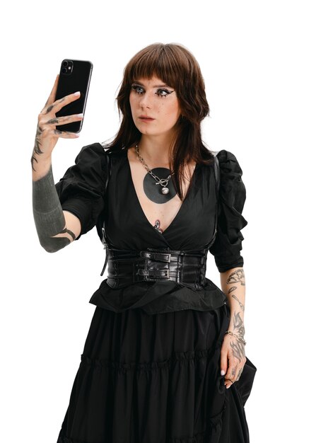 Portrait d'adolescent avec des vêtements noirs de style gothique
