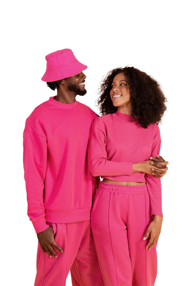 PSD gratuit portrait de couple amoureux vêtu de rose