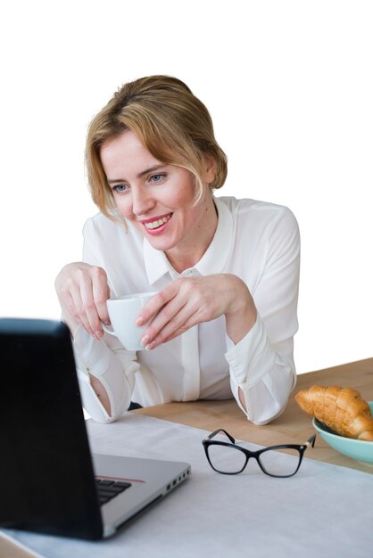 Portrait de femme à l'aide d'un ordinateur portable