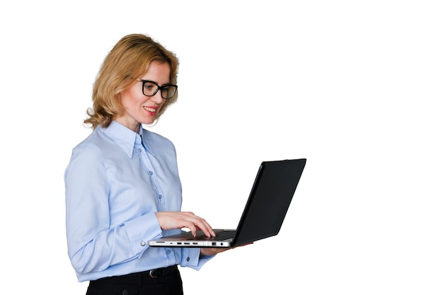 Portrait de femme à l'aide d'un ordinateur portable